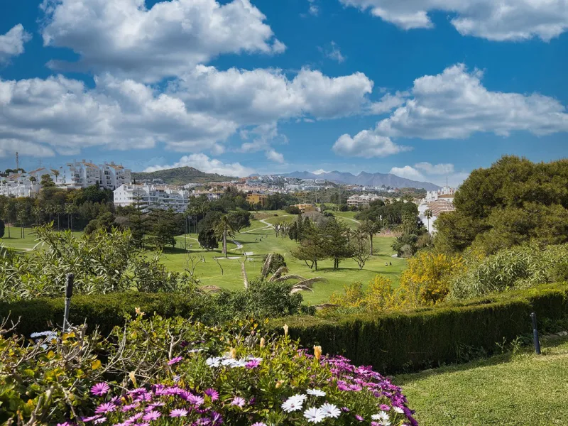 Discover the perfect blend of comfort and scenery in this charming semi-detached house, situated in the Islas de Miraflores residential development. The property is boasting breathtaking views over the rolling greens of the golf course and distant mountai