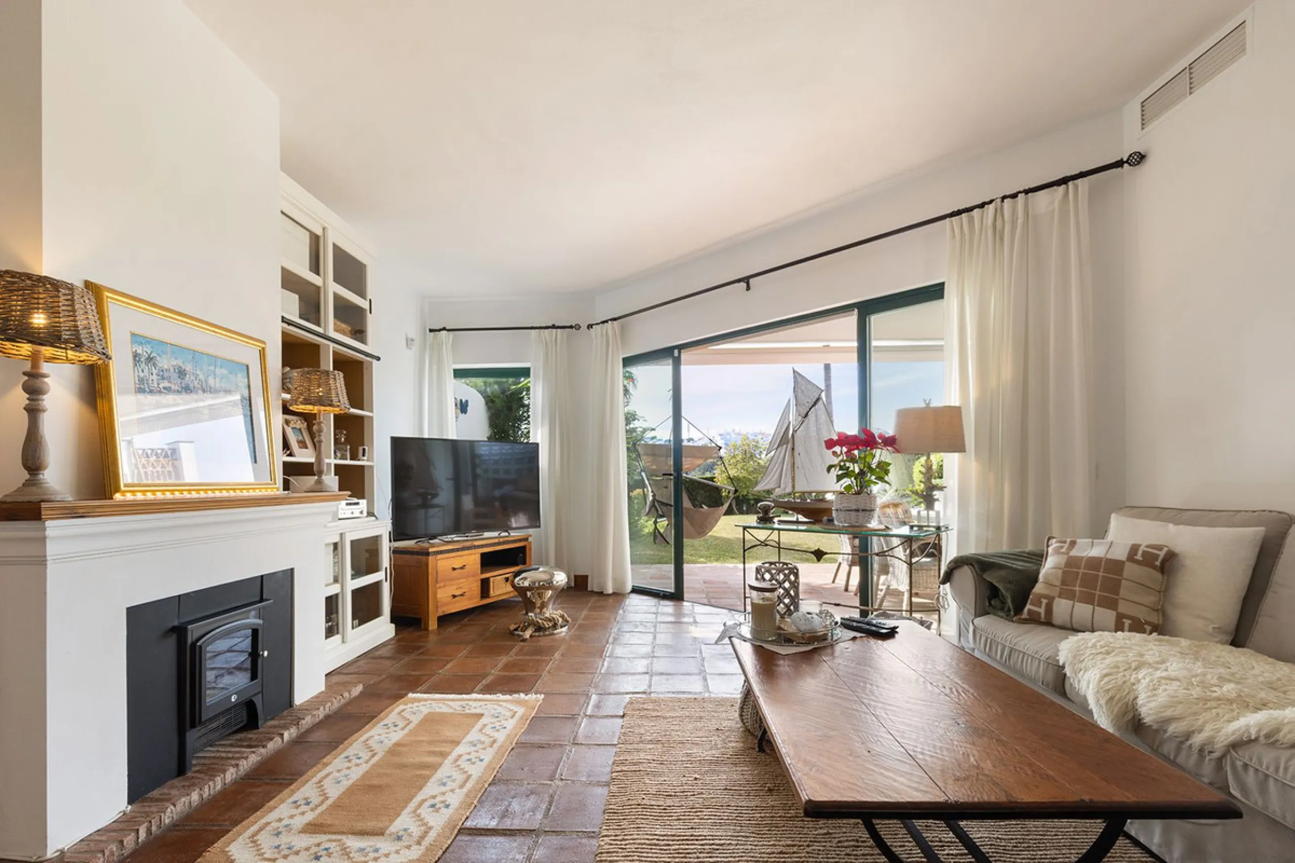 Discover the perfect blend of comfort and scenery in this charming semi-detached house, situated in the Islas de Miraflores residential development. The property is boasting breathtaking views over the rolling greens of the golf course and distant mountai