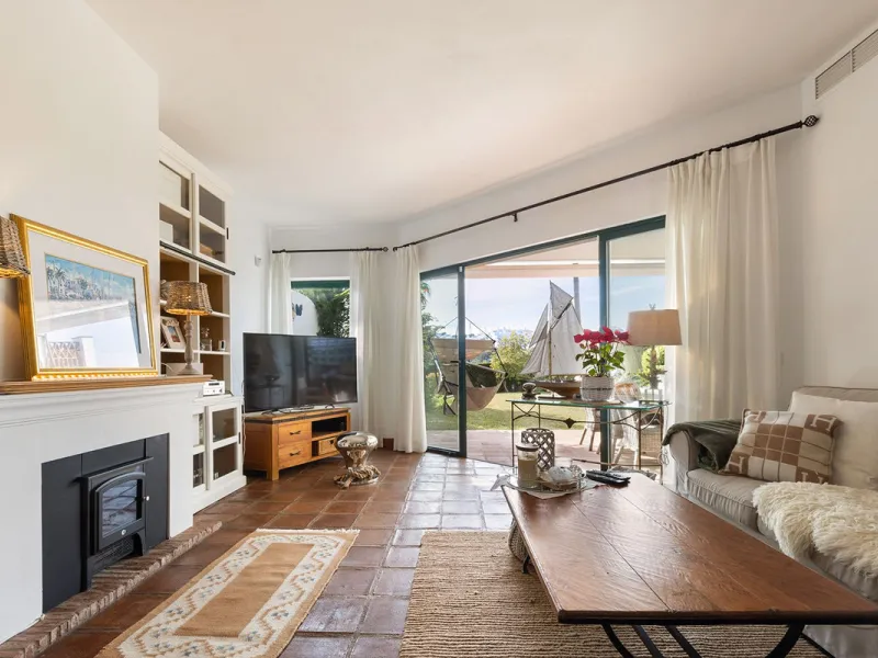 Discover the perfect blend of comfort and scenery in this charming semi-detached house, situated in the Islas de Miraflores residential development. The property is boasting breathtaking views over the rolling greens of the golf course and distant mountai