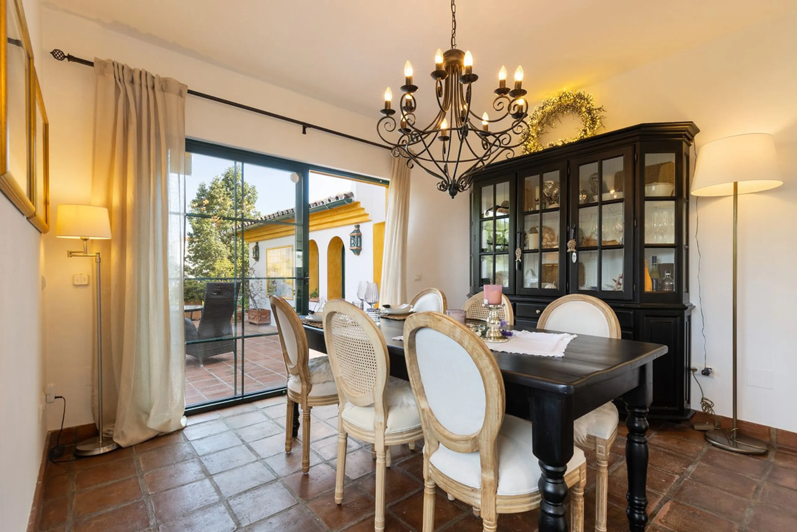 Discover the perfect blend of comfort and scenery in this charming semi-detached house, situated in the Islas de Miraflores residential development. The property is boasting breathtaking views over the rolling greens of the golf course and distant mountai