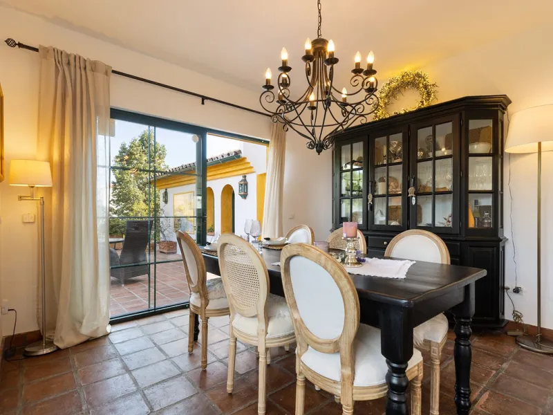 Discover the perfect blend of comfort and scenery in this charming semi-detached house, situated in the Islas de Miraflores residential development. The property is boasting breathtaking views over the rolling greens of the golf course and distant mountai