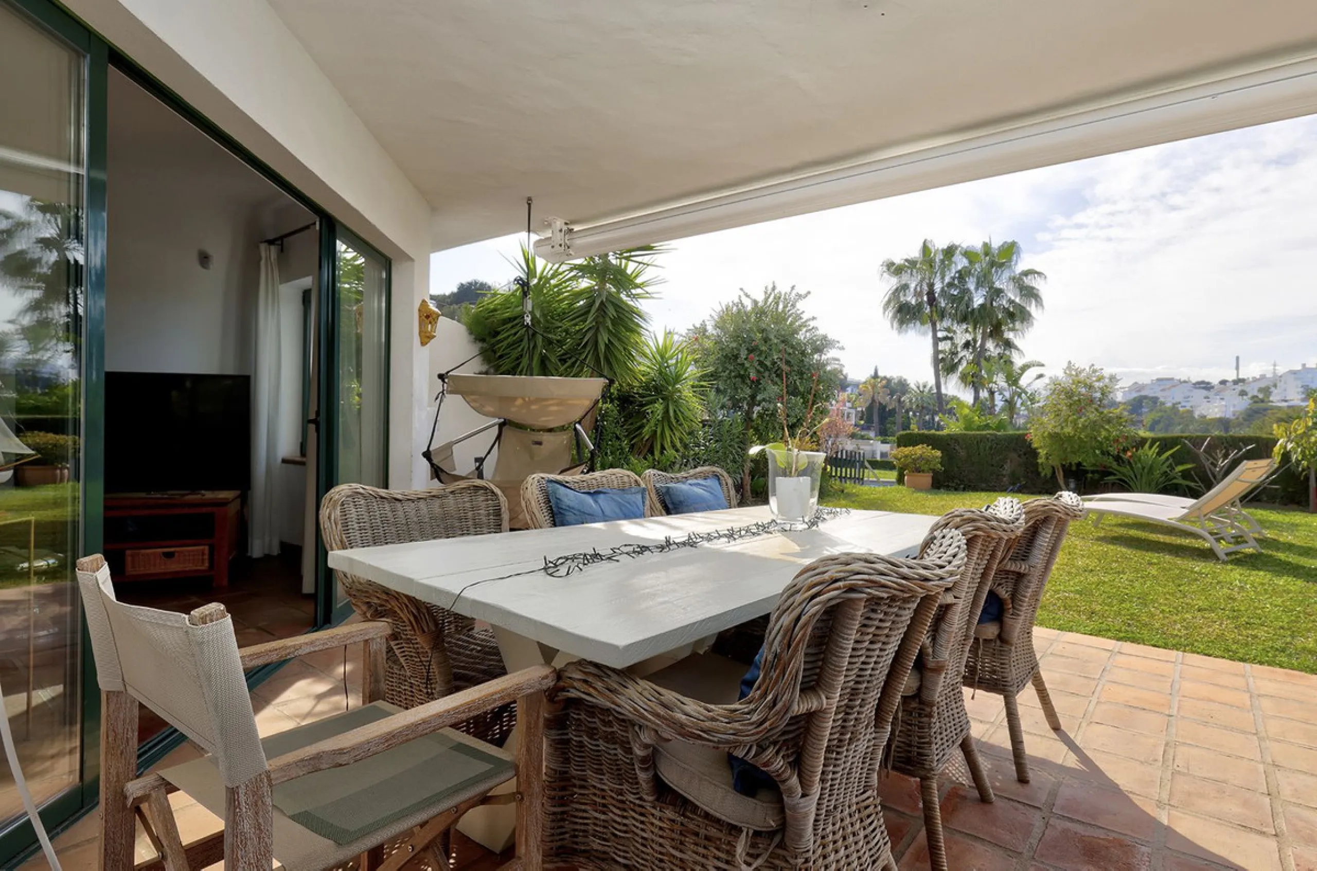 Discover the perfect blend of comfort and scenery in this charming semi-detached house, situated in the Islas de Miraflores residential development. The property is boasting breathtaking views over the rolling greens of the golf course and distant mountai
