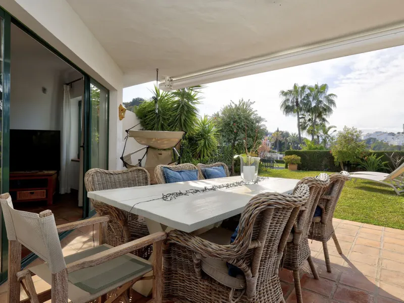 Discover the perfect blend of comfort and scenery in this charming semi-detached house, situated in the Islas de Miraflores residential development. The property is boasting breathtaking views over the rolling greens of the golf course and distant mountai