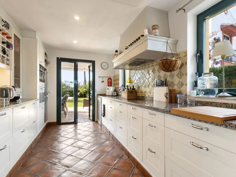 Discover the perfect blend of comfort and scenery in this charming semi-detached house, situated in the Islas de Miraflores residential development. The property is boasting breathtaking views over the rolling greens of the golf course and distant mountai