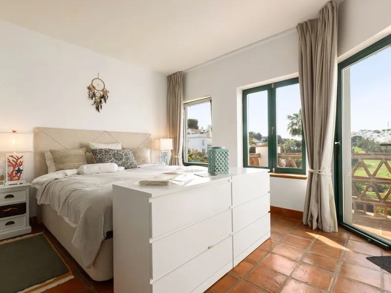Discover the perfect blend of comfort and scenery in this charming semi-detached house, situated in the Islas de Miraflores residential development. The property is boasting breathtaking views over the rolling greens of the golf course and distant mountai