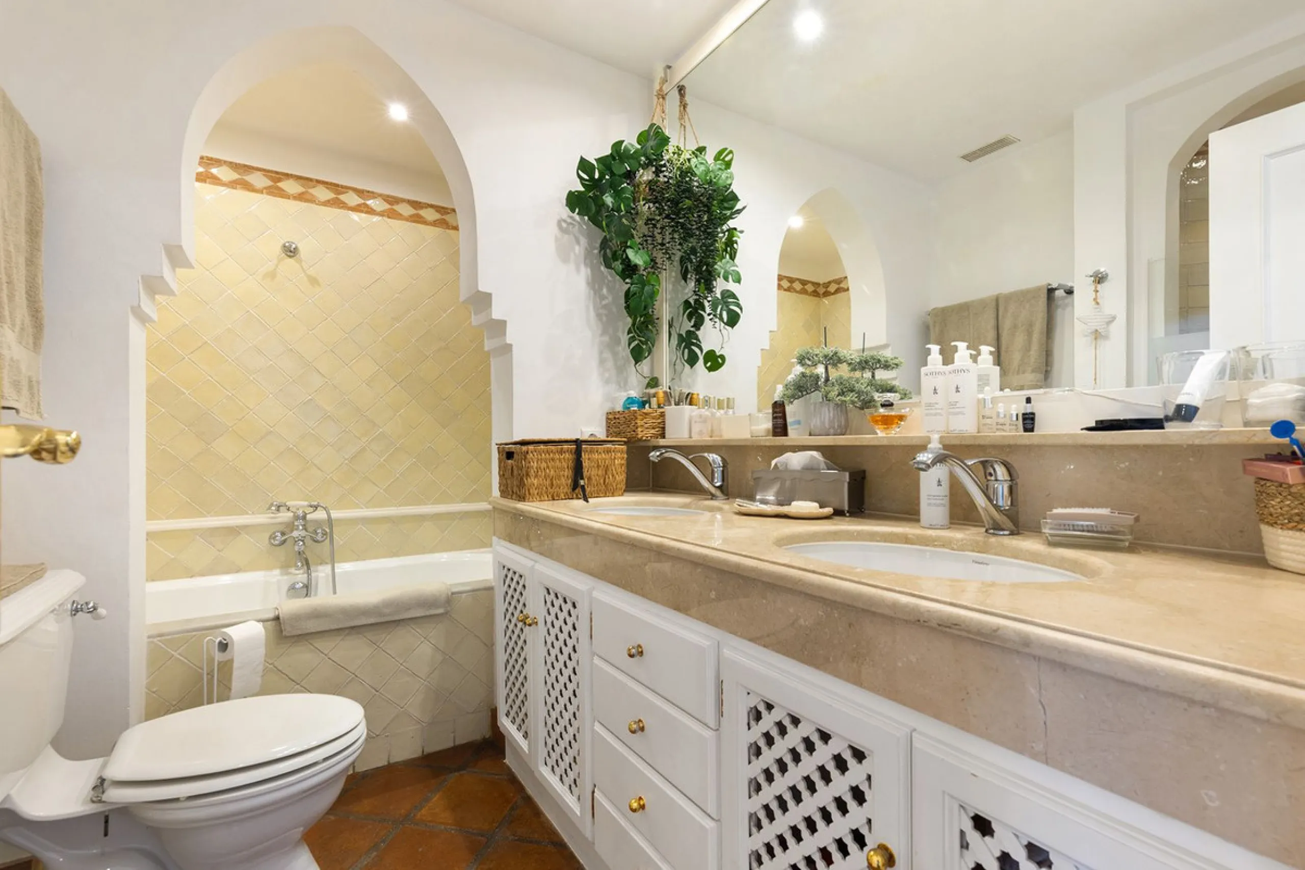 Discover the perfect blend of comfort and scenery in this charming semi-detached house, situated in the Islas de Miraflores residential development. The property is boasting breathtaking views over the rolling greens of the golf course and distant mountai