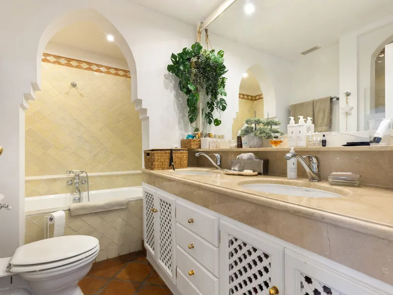 Discover the perfect blend of comfort and scenery in this charming semi-detached house, situated in the Islas de Miraflores residential development. The property is boasting breathtaking views over the rolling greens of the golf course and distant mountai