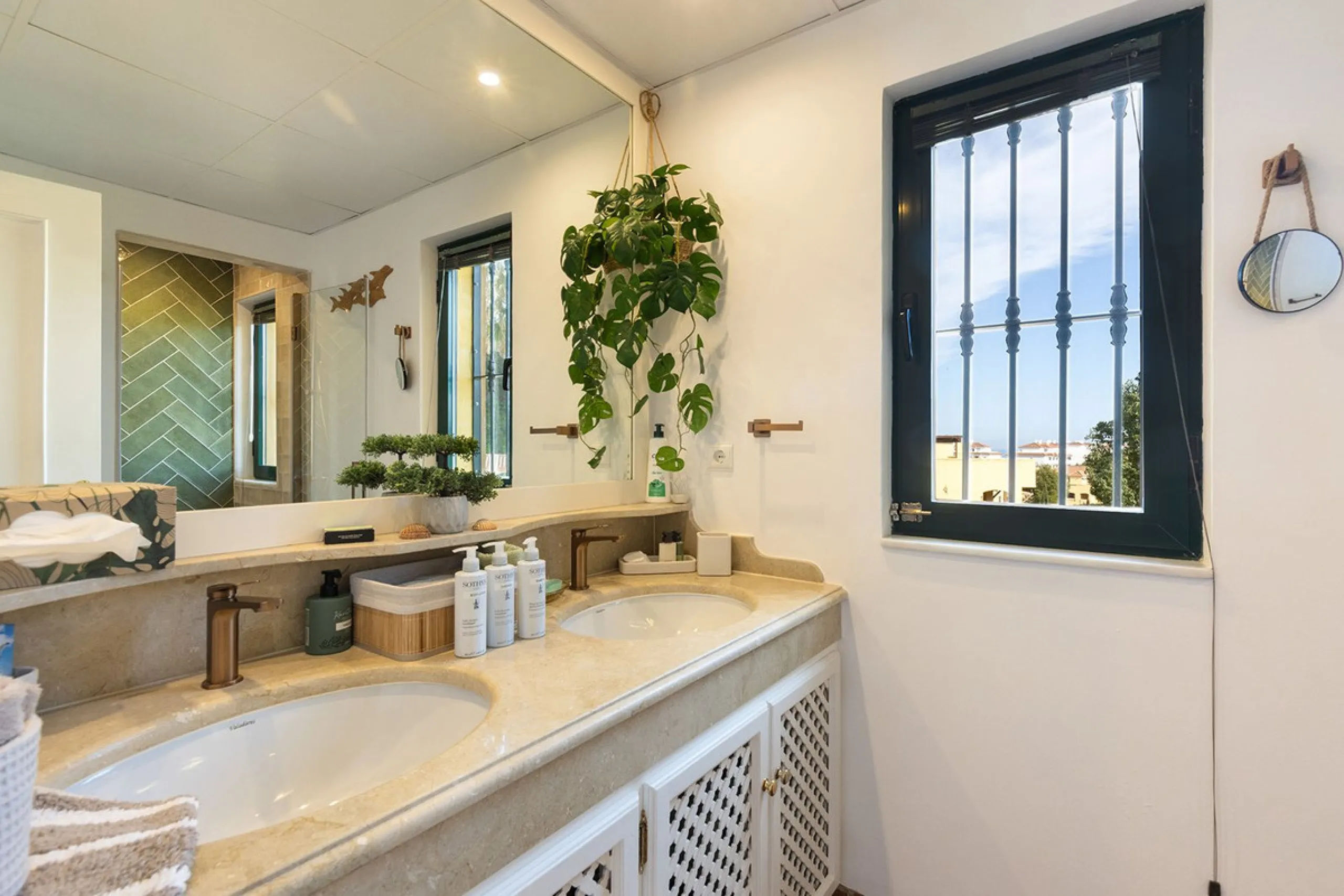 Discover the perfect blend of comfort and scenery in this charming semi-detached house, situated in the Islas de Miraflores residential development. The property is boasting breathtaking views over the rolling greens of the golf course and distant mountai