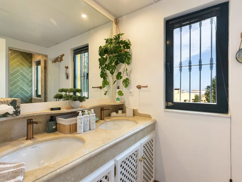 Discover the perfect blend of comfort and scenery in this charming semi-detached house, situated in the Islas de Miraflores residential development. The property is boasting breathtaking views over the rolling greens of the golf course and distant mountai