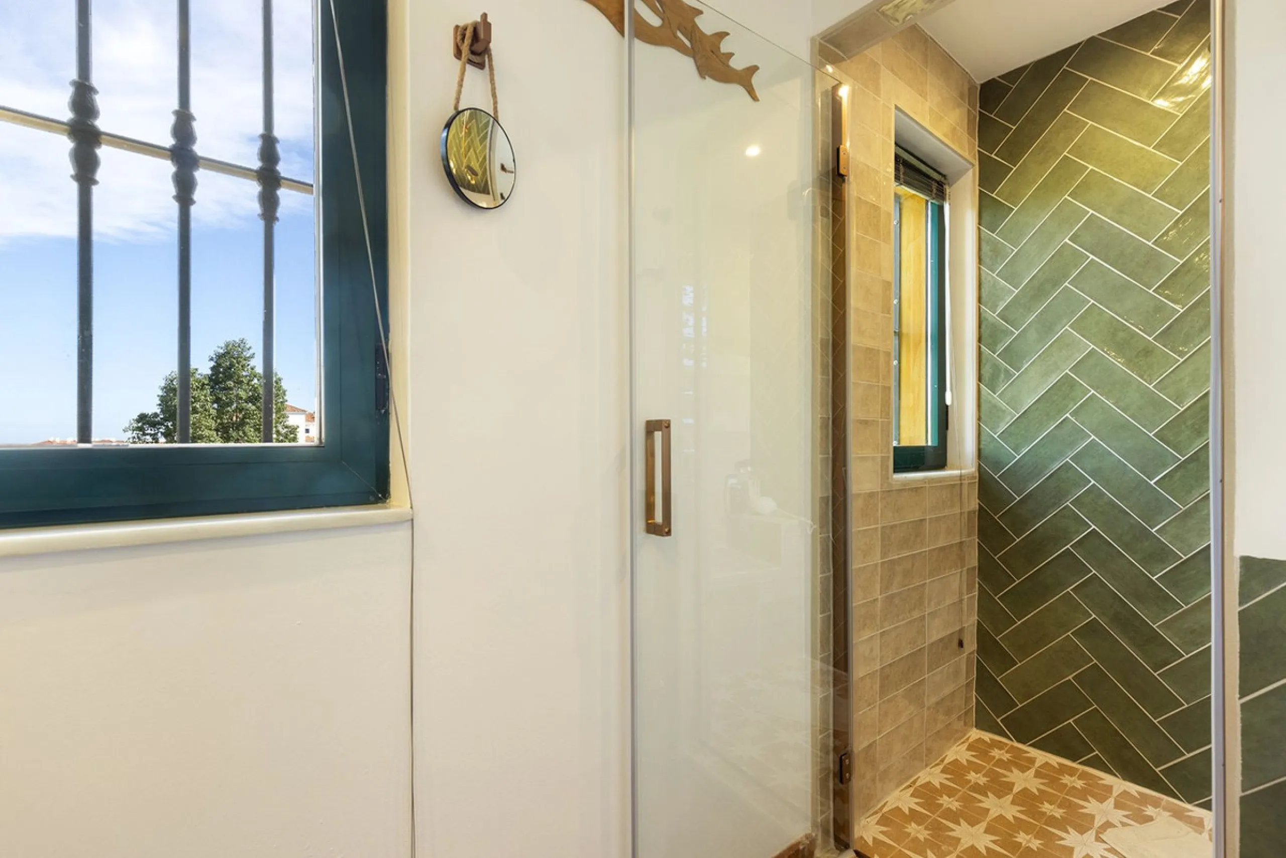 Discover the perfect blend of comfort and scenery in this charming semi-detached house, situated in the Islas de Miraflores residential development. The property is boasting breathtaking views over the rolling greens of the golf course and distant mountai