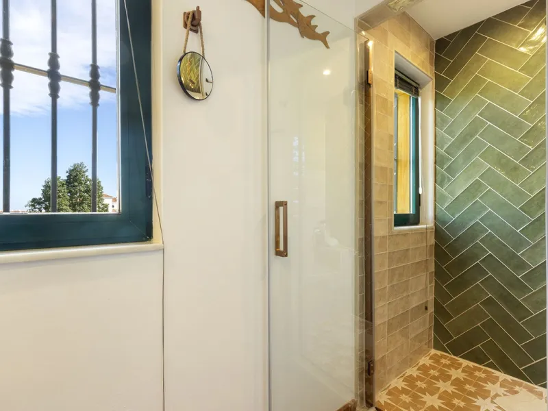 Discover the perfect blend of comfort and scenery in this charming semi-detached house, situated in the Islas de Miraflores residential development. The property is boasting breathtaking views over the rolling greens of the golf course and distant mountai