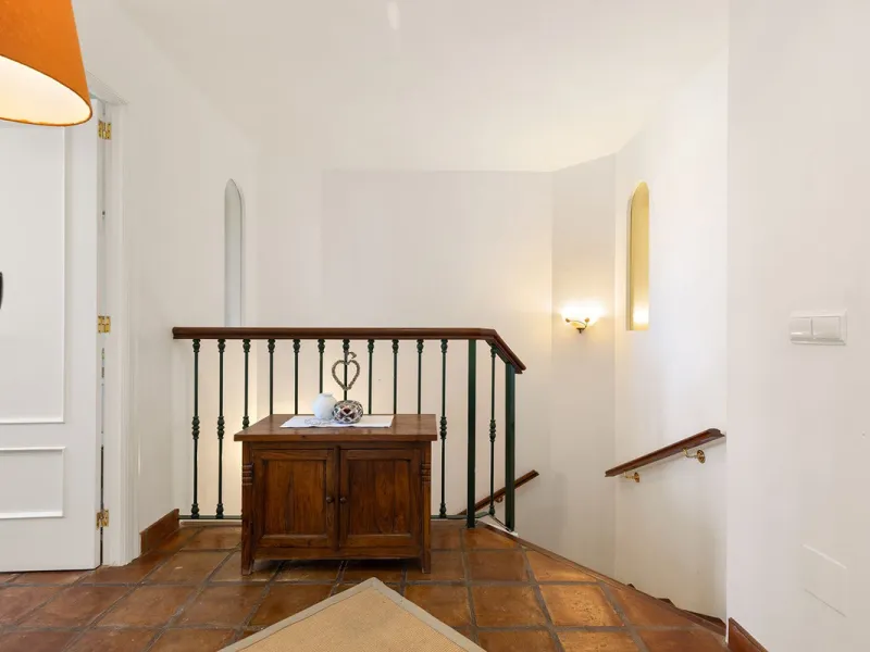 Discover the perfect blend of comfort and scenery in this charming semi-detached house, situated in the Islas de Miraflores residential development. The property is boasting breathtaking views over the rolling greens of the golf course and distant mountai