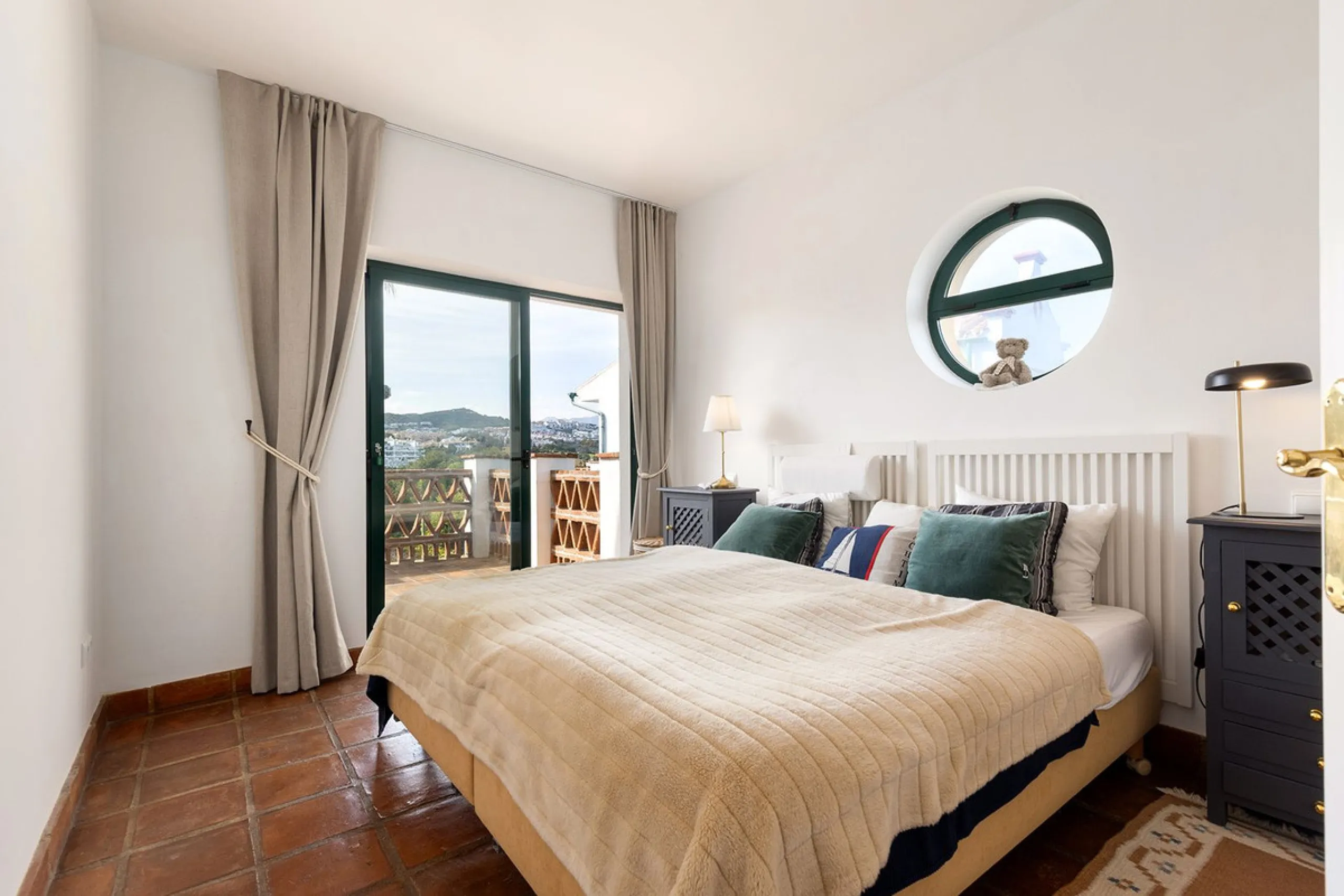 Discover the perfect blend of comfort and scenery in this charming semi-detached house, situated in the Islas de Miraflores residential development. The property is boasting breathtaking views over the rolling greens of the golf course and distant mountai