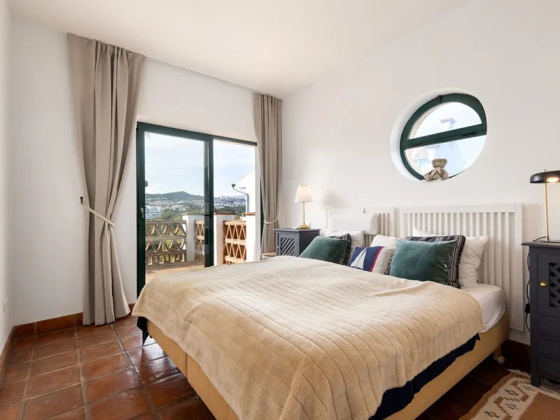 Discover the perfect blend of comfort and scenery in this charming semi-detached house, situated in the Islas de Miraflores residential development. The property is boasting breathtaking views over the rolling greens of the golf course and distant mountai