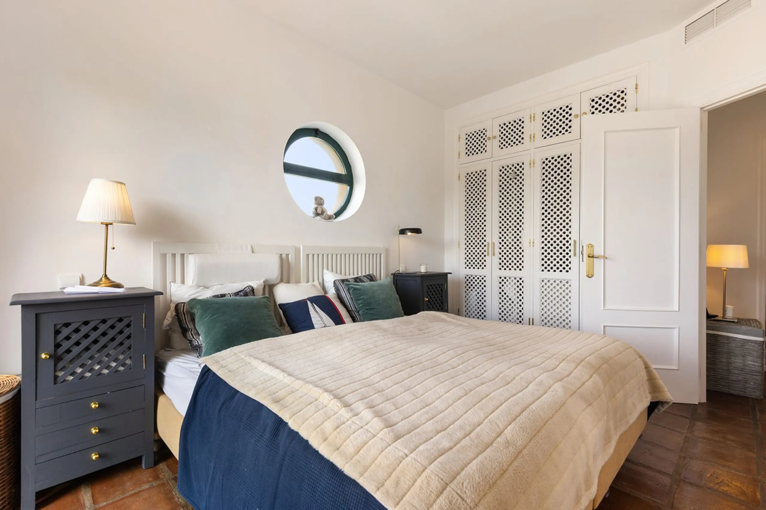Discover the perfect blend of comfort and scenery in this charming semi-detached house, situated in the Islas de Miraflores residential development. The property is boasting breathtaking views over the rolling greens of the golf course and distant mountai