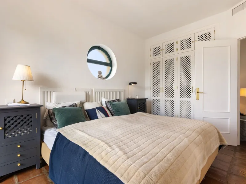 Discover the perfect blend of comfort and scenery in this charming semi-detached house, situated in the Islas de Miraflores residential development. The property is boasting breathtaking views over the rolling greens of the golf course and distant mountai