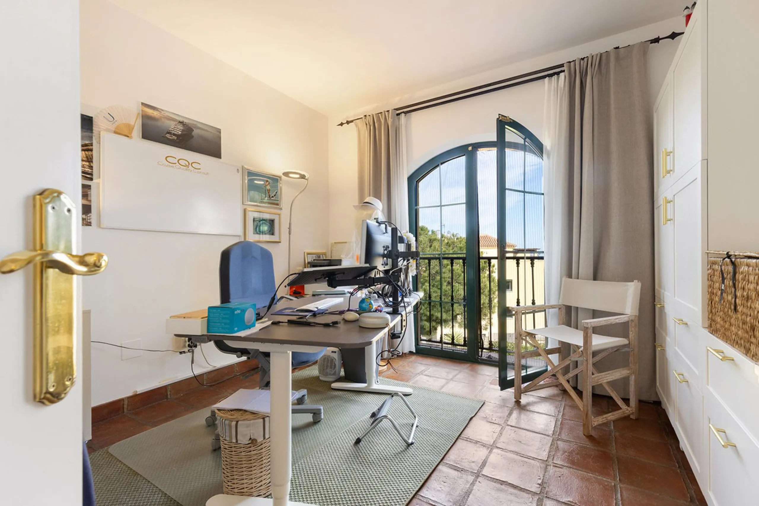Discover the perfect blend of comfort and scenery in this charming semi-detached house, situated in the Islas de Miraflores residential development. The property is boasting breathtaking views over the rolling greens of the golf course and distant mountai