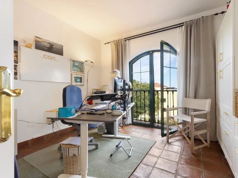 Discover the perfect blend of comfort and scenery in this charming semi-detached house, situated in the Islas de Miraflores residential development. The property is boasting breathtaking views over the rolling greens of the golf course and distant mountai