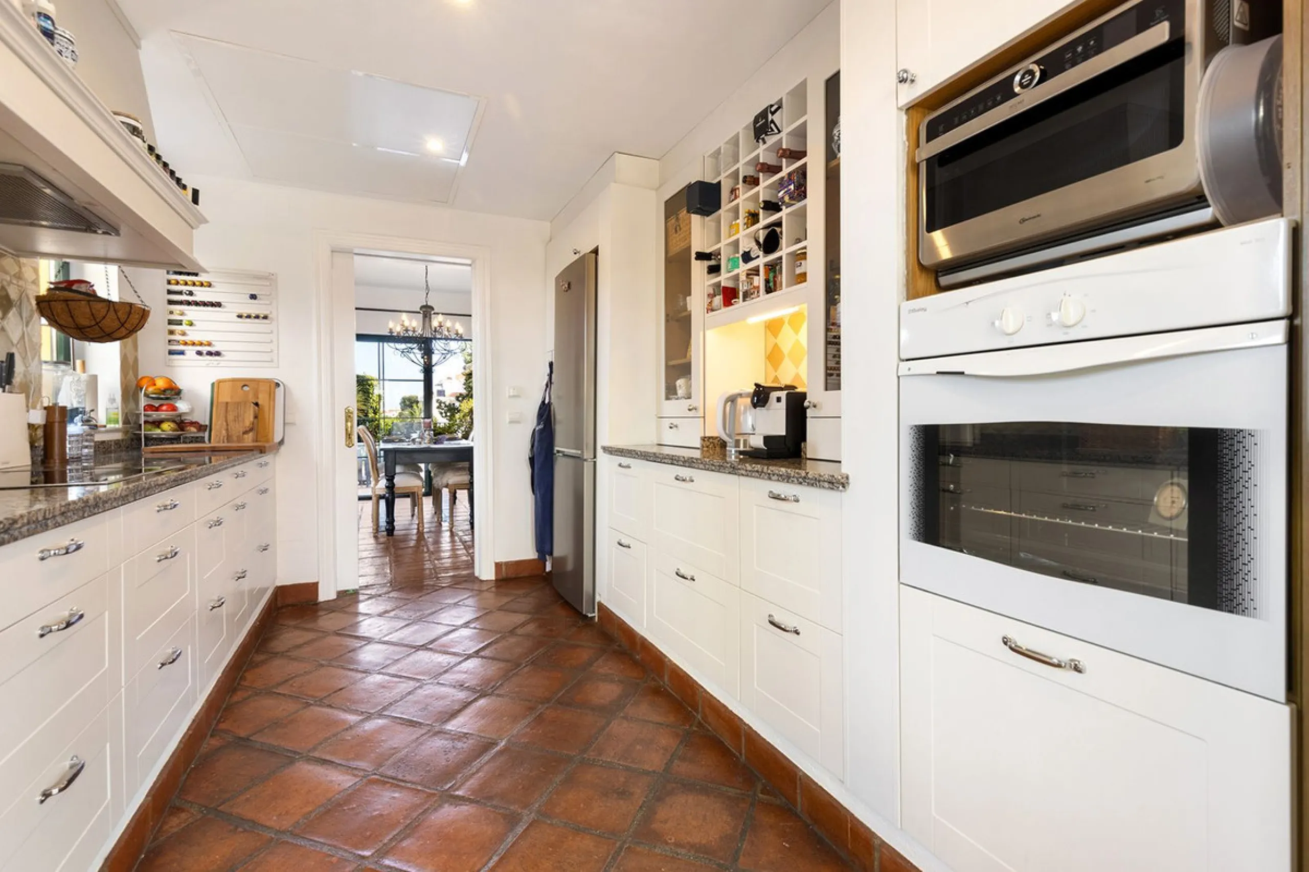 Discover the perfect blend of comfort and scenery in this charming semi-detached house, situated in the Islas de Miraflores residential development. The property is boasting breathtaking views over the rolling greens of the golf course and distant mountai