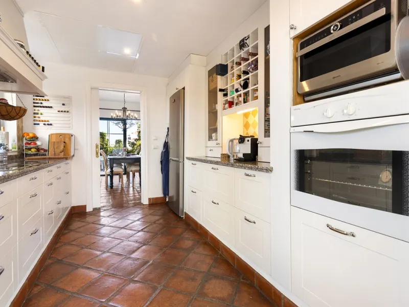 Discover the perfect blend of comfort and scenery in this charming semi-detached house, situated in the Islas de Miraflores residential development. The property is boasting breathtaking views over the rolling greens of the golf course and distant mountai