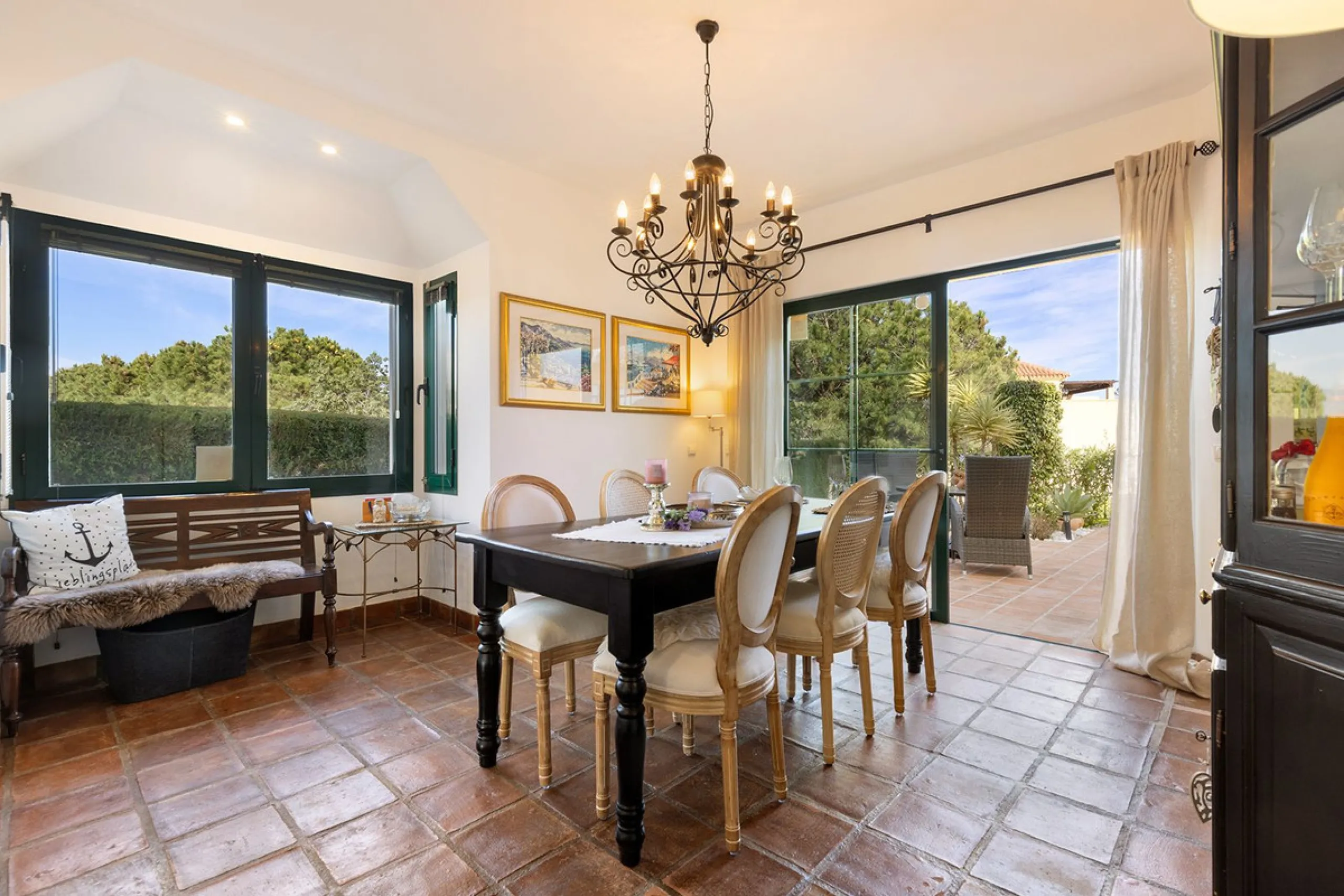 Discover the perfect blend of comfort and scenery in this charming semi-detached house, situated in the Islas de Miraflores residential development. The property is boasting breathtaking views over the rolling greens of the golf course and distant mountai