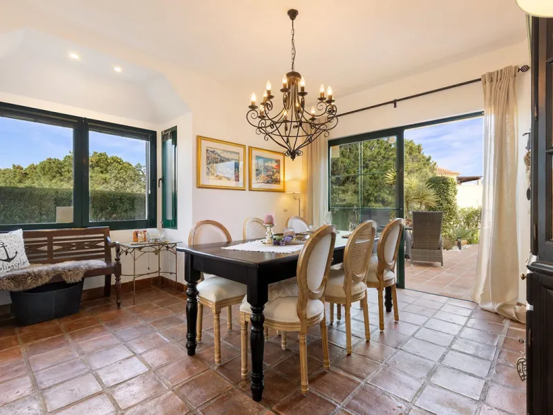 Discover the perfect blend of comfort and scenery in this charming semi-detached house, situated in the Islas de Miraflores residential development. The property is boasting breathtaking views over the rolling greens of the golf course and distant mountai