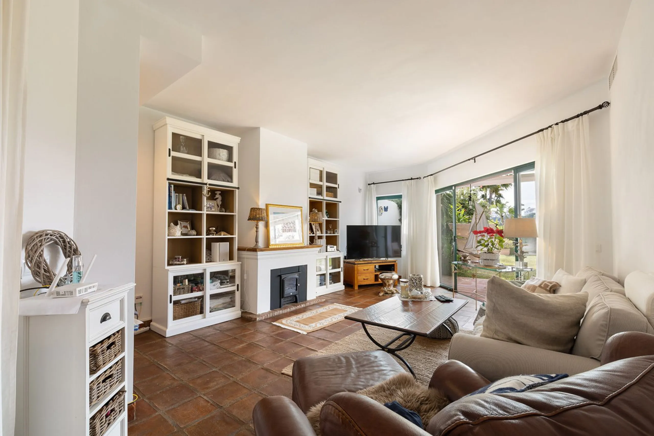 Discover the perfect blend of comfort and scenery in this charming semi-detached house, situated in the Islas de Miraflores residential development. The property is boasting breathtaking views over the rolling greens of the golf course and distant mountai