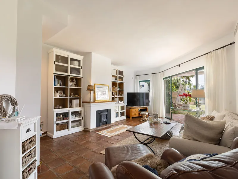 Discover the perfect blend of comfort and scenery in this charming semi-detached house, situated in the Islas de Miraflores residential development. The property is boasting breathtaking views over the rolling greens of the golf course and distant mountai