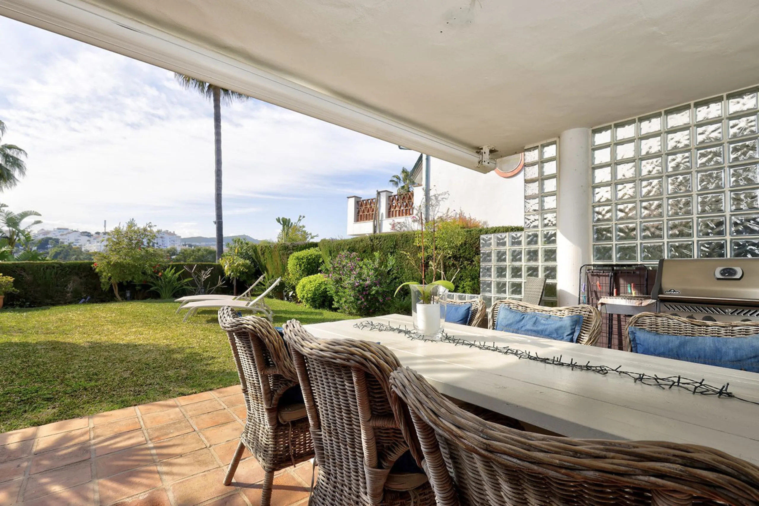 Discover the perfect blend of comfort and scenery in this charming semi-detached house, situated in the Islas de Miraflores residential development. The property is boasting breathtaking views over the rolling greens of the golf course and distant mountai