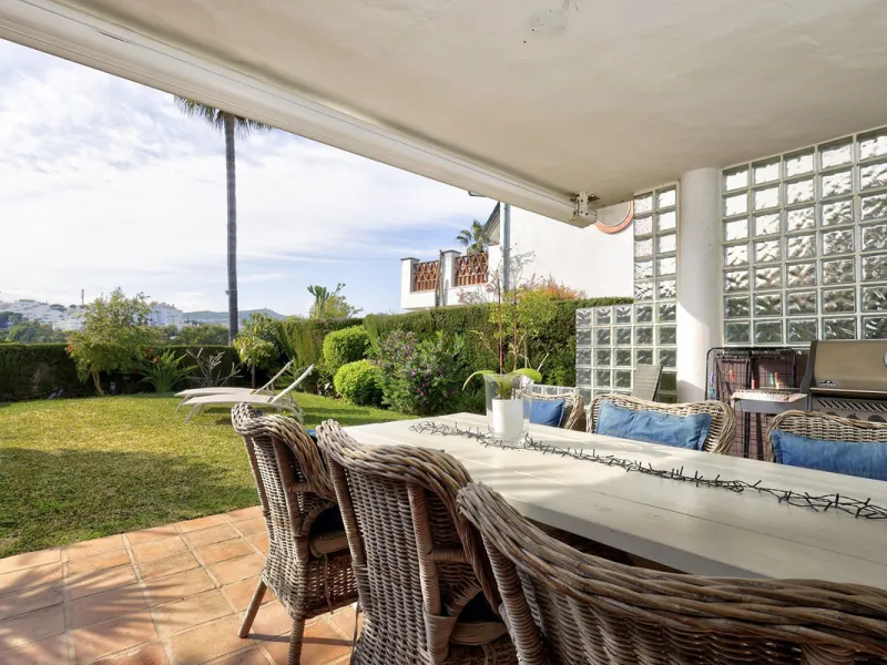 Discover the perfect blend of comfort and scenery in this charming semi-detached house, situated in the Islas de Miraflores residential development. The property is boasting breathtaking views over the rolling greens of the golf course and distant mountai