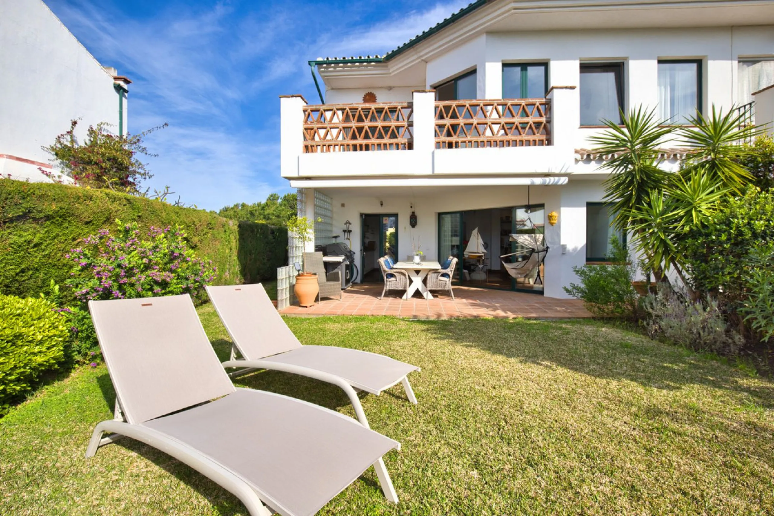 Discover the perfect blend of comfort and scenery in this charming semi-detached house, situated in the Islas de Miraflores residential development. The property is boasting breathtaking views over the rolling greens of the golf course and distant mountai