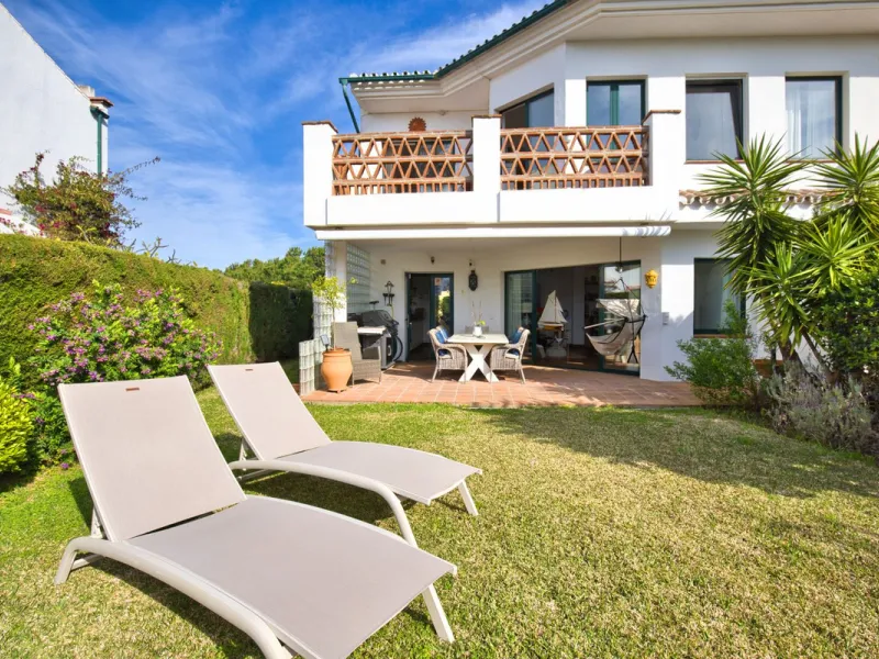 Discover the perfect blend of comfort and scenery in this charming semi-detached house, situated in the Islas de Miraflores residential development. The property is boasting breathtaking views over the rolling greens of the golf course and distant mountai