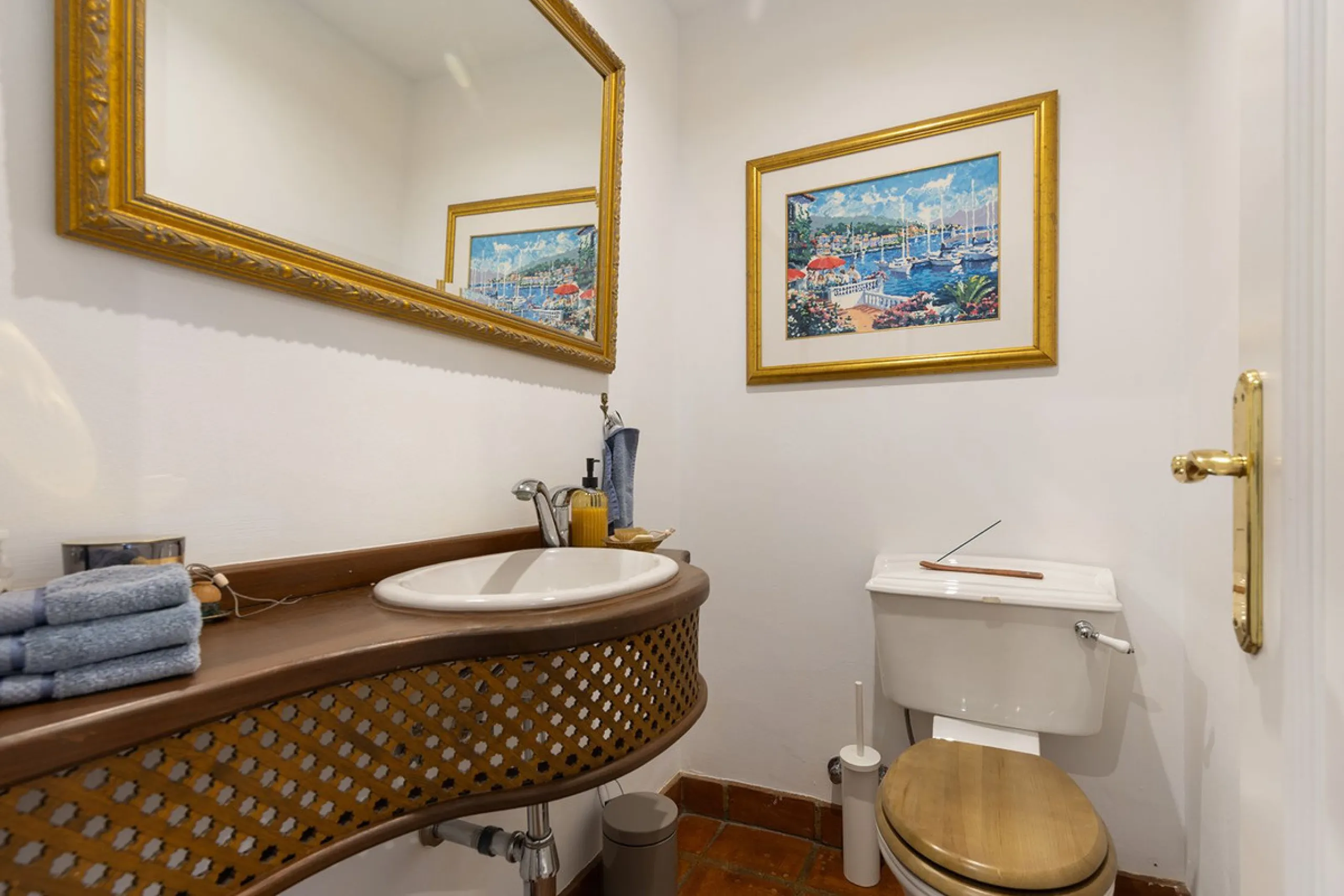 Discover the perfect blend of comfort and scenery in this charming semi-detached house, situated in the Islas de Miraflores residential development. The property is boasting breathtaking views over the rolling greens of the golf course and distant mountai