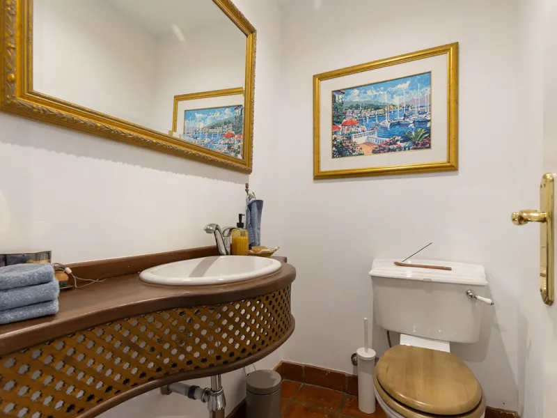 Discover the perfect blend of comfort and scenery in this charming semi-detached house, situated in the Islas de Miraflores residential development. The property is boasting breathtaking views over the rolling greens of the golf course and distant mountai