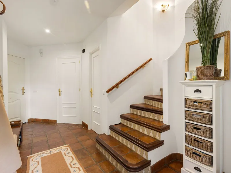 Discover the perfect blend of comfort and scenery in this charming semi-detached house, situated in the Islas de Miraflores residential development. The property is boasting breathtaking views over the rolling greens of the golf course and distant mountai