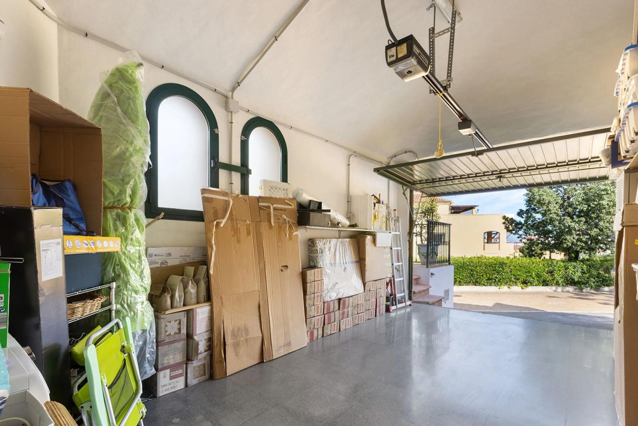 Discover the perfect blend of comfort and scenery in this charming semi-detached house, situated in the Islas de Miraflores residential development. The property is boasting breathtaking views over the rolling greens of the golf course and distant mountai