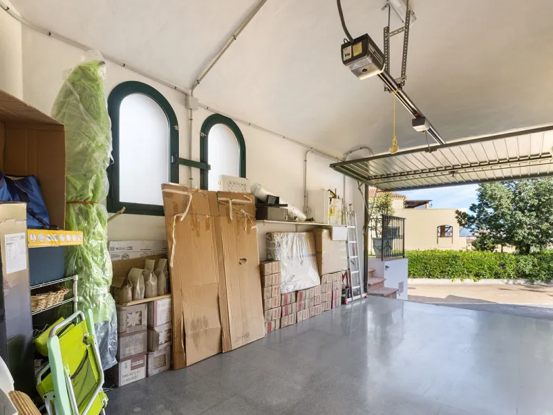 Discover the perfect blend of comfort and scenery in this charming semi-detached house, situated in the Islas de Miraflores residential development. The property is boasting breathtaking views over the rolling greens of the golf course and distant mountai