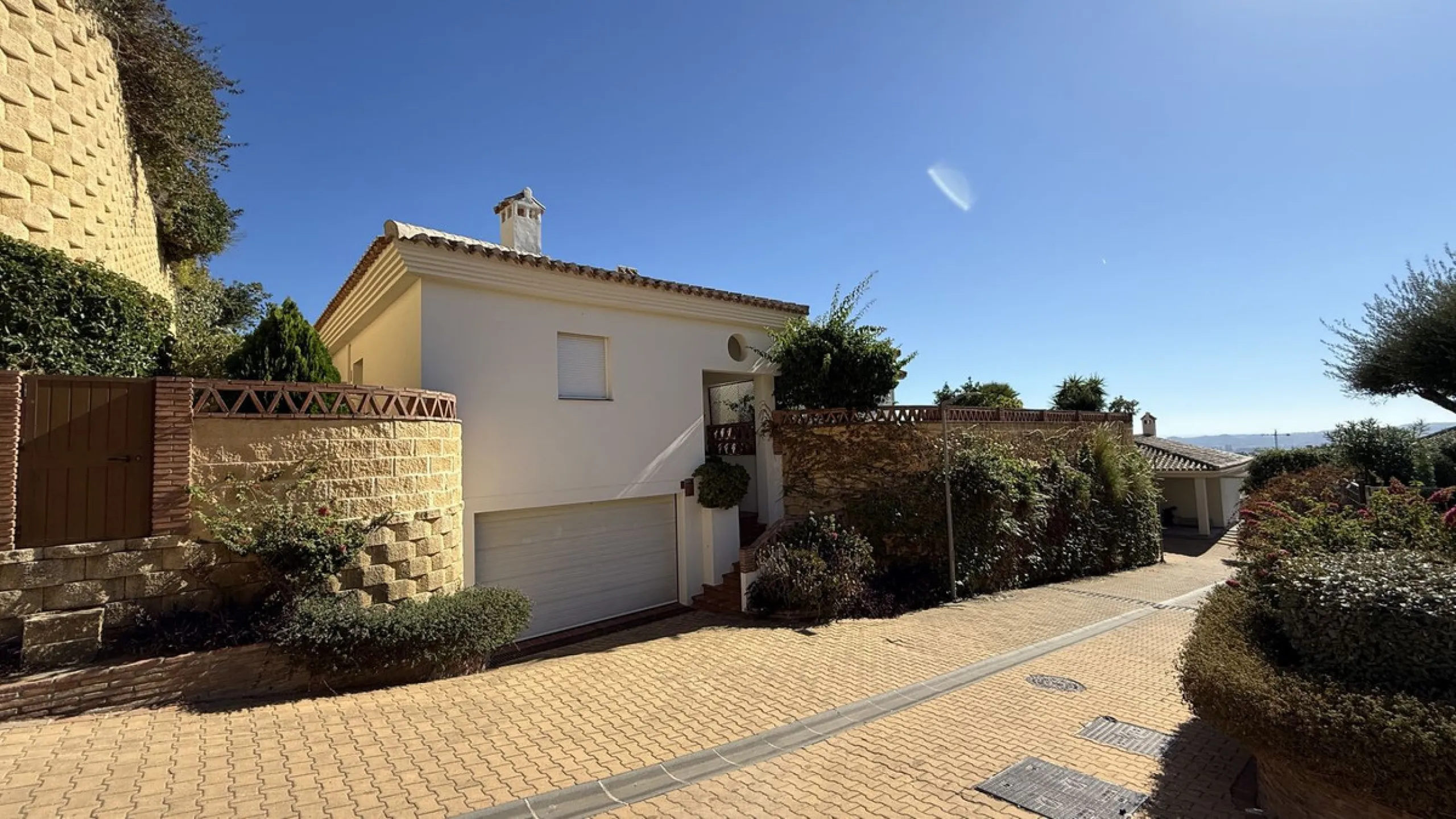 This is an exclusive opportunity to acquire a villa before renovation, saving on taxes and making your dream come true.