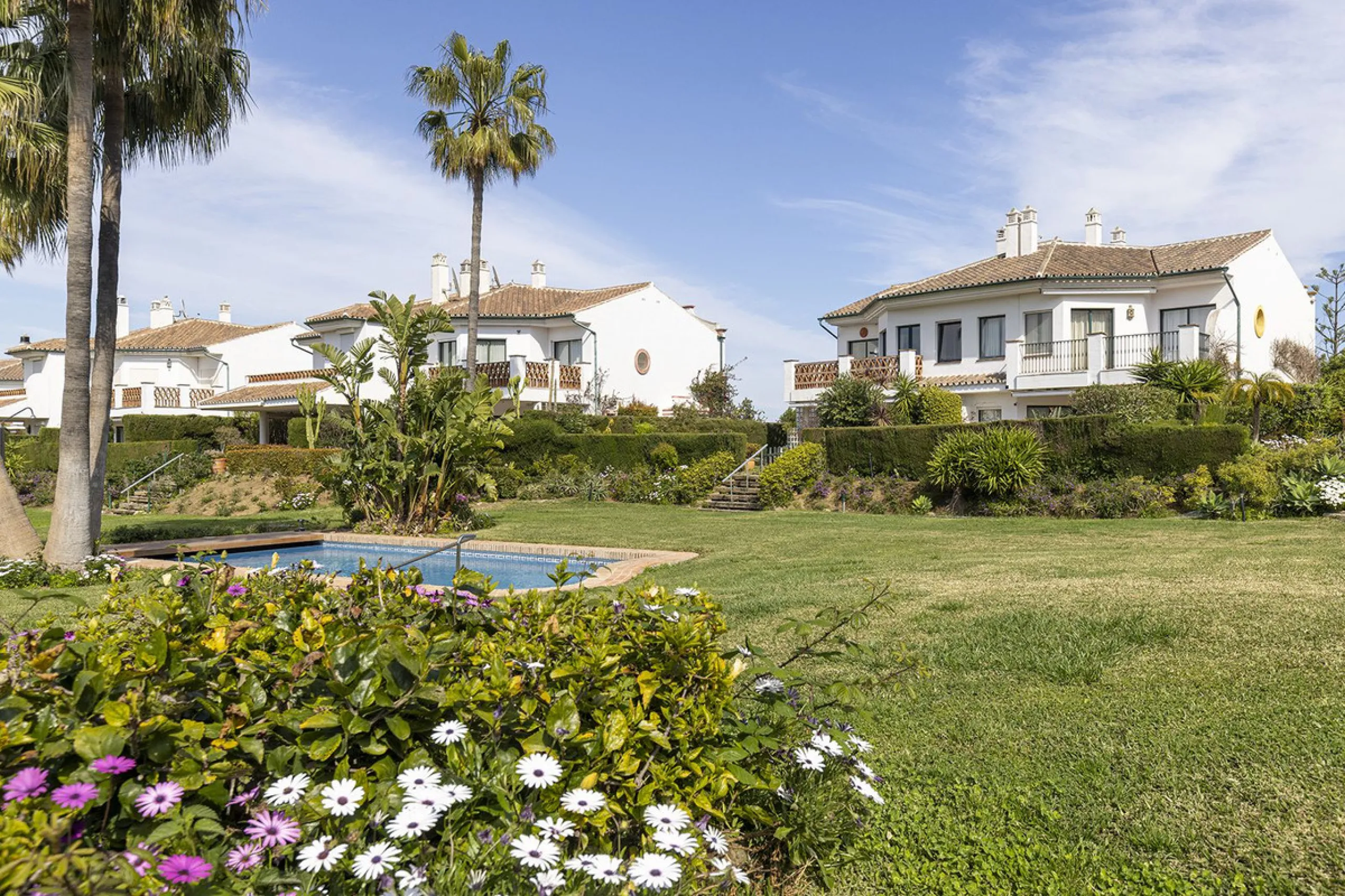 Discover the perfect blend of comfort and scenery in this charming semi-detached house, situated in the Islas de Miraflores residential development. The property is boasting breathtaking views over the rolling greens of the golf course and distant mountai
