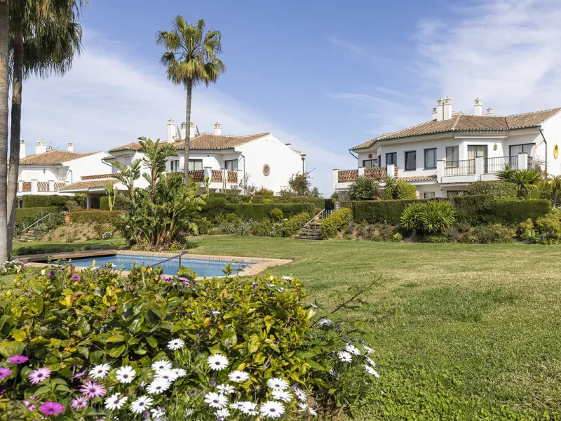 Discover the perfect blend of comfort and scenery in this charming semi-detached house, situated in the Islas de Miraflores residential development. The property is boasting breathtaking views over the rolling greens of the golf course and distant mountai