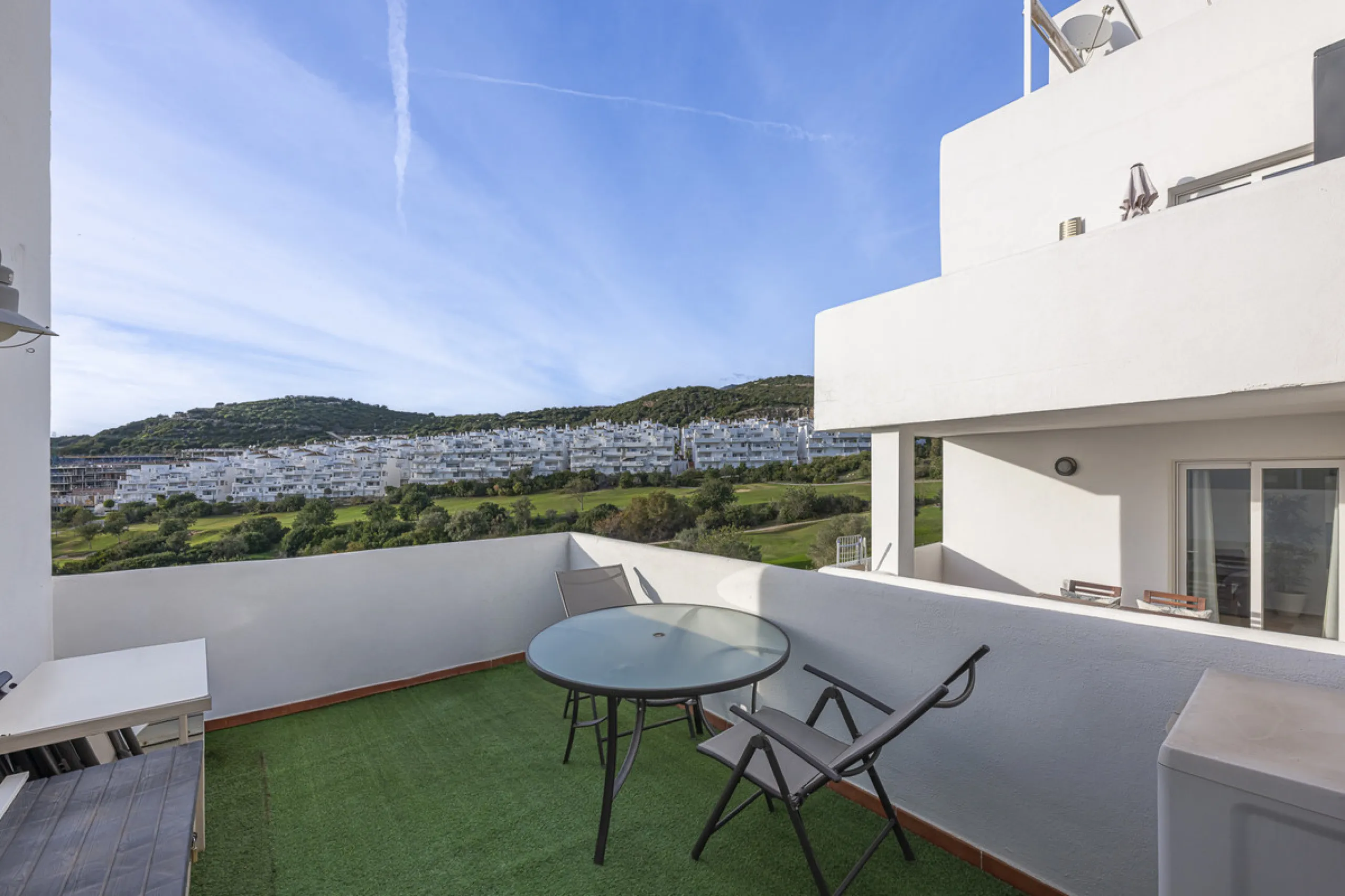 Apartment - Middle Floor Apartment в продаже в Estepona, Málaga. В доме 2 спален и 2 ванных комнат. Площадь дома 99 м²