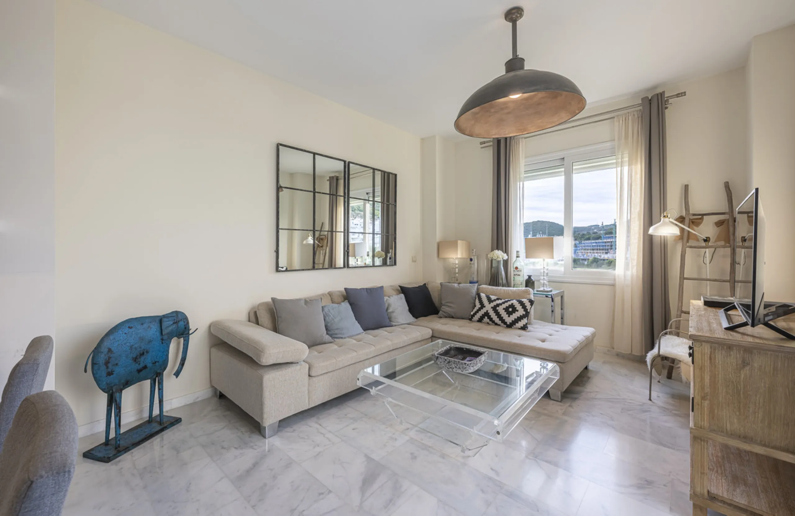 Apartment - Middle Floor Apartment в продаже в Estepona, Málaga. В доме 2 спален и 2 ванных комнат. Площадь дома 99 м²