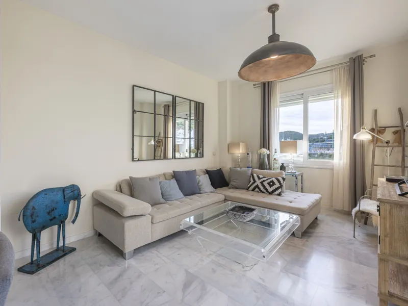 Apartment - Middle Floor Apartment в продаже в Estepona, Málaga. В доме 2 спален и 2 ванных комнат. Площадь дома 99 м²