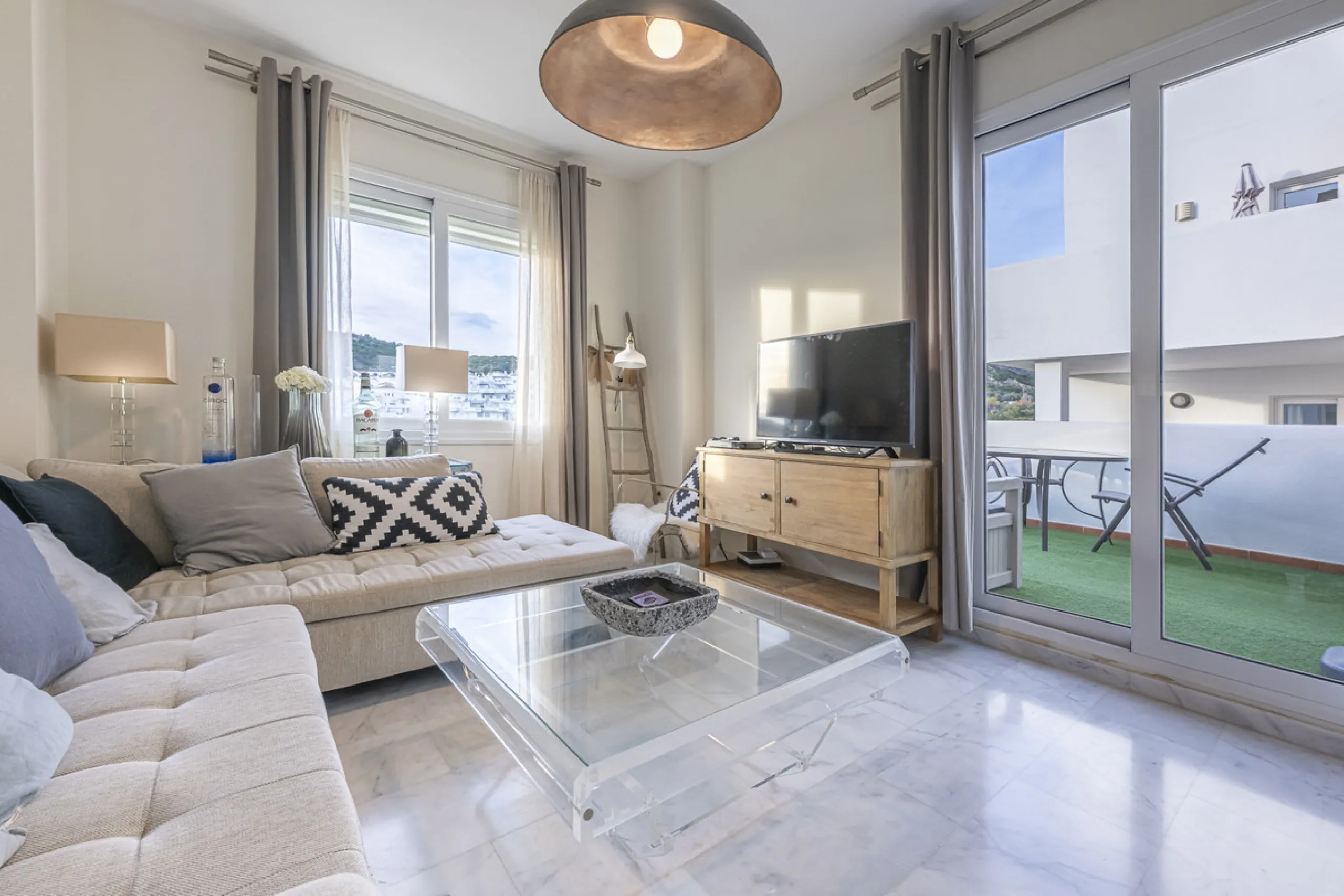 Apartment - Middle Floor Apartment в продаже в Estepona, Málaga. В доме 2 спален и 2 ванных комнат. Площадь дома 99 м²