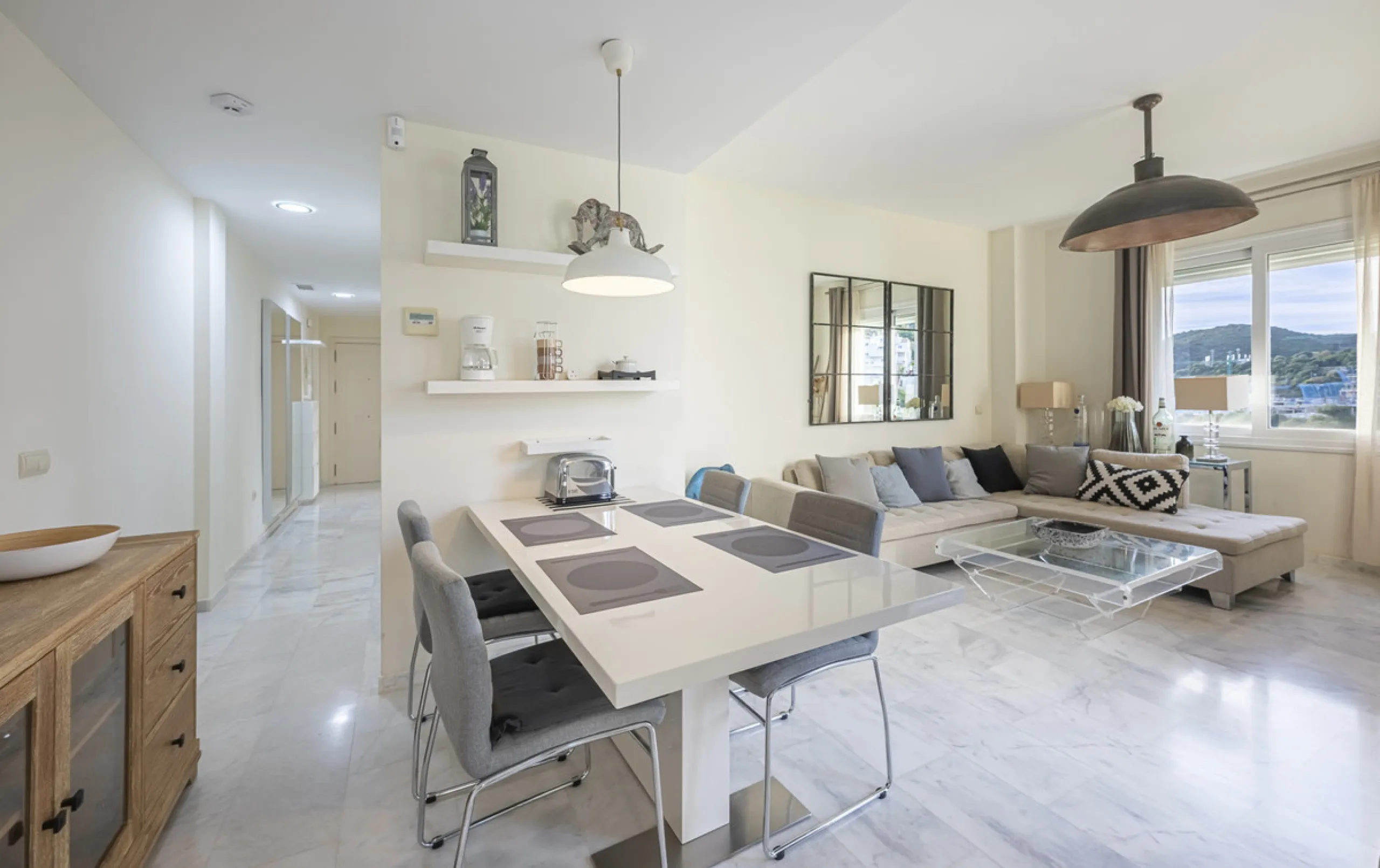 Apartment - Middle Floor Apartment в продаже в Estepona, Málaga. В доме 2 спален и 2 ванных комнат. Площадь дома 99 м²
