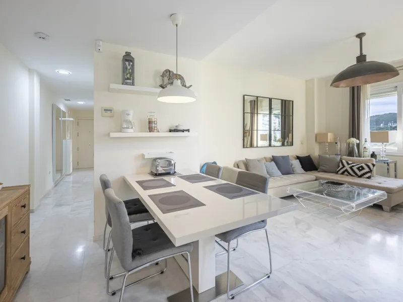 Apartment - Middle Floor Apartment в продаже в Estepona, Málaga. В доме 2 спален и 2 ванных комнат. Площадь дома 99 м²