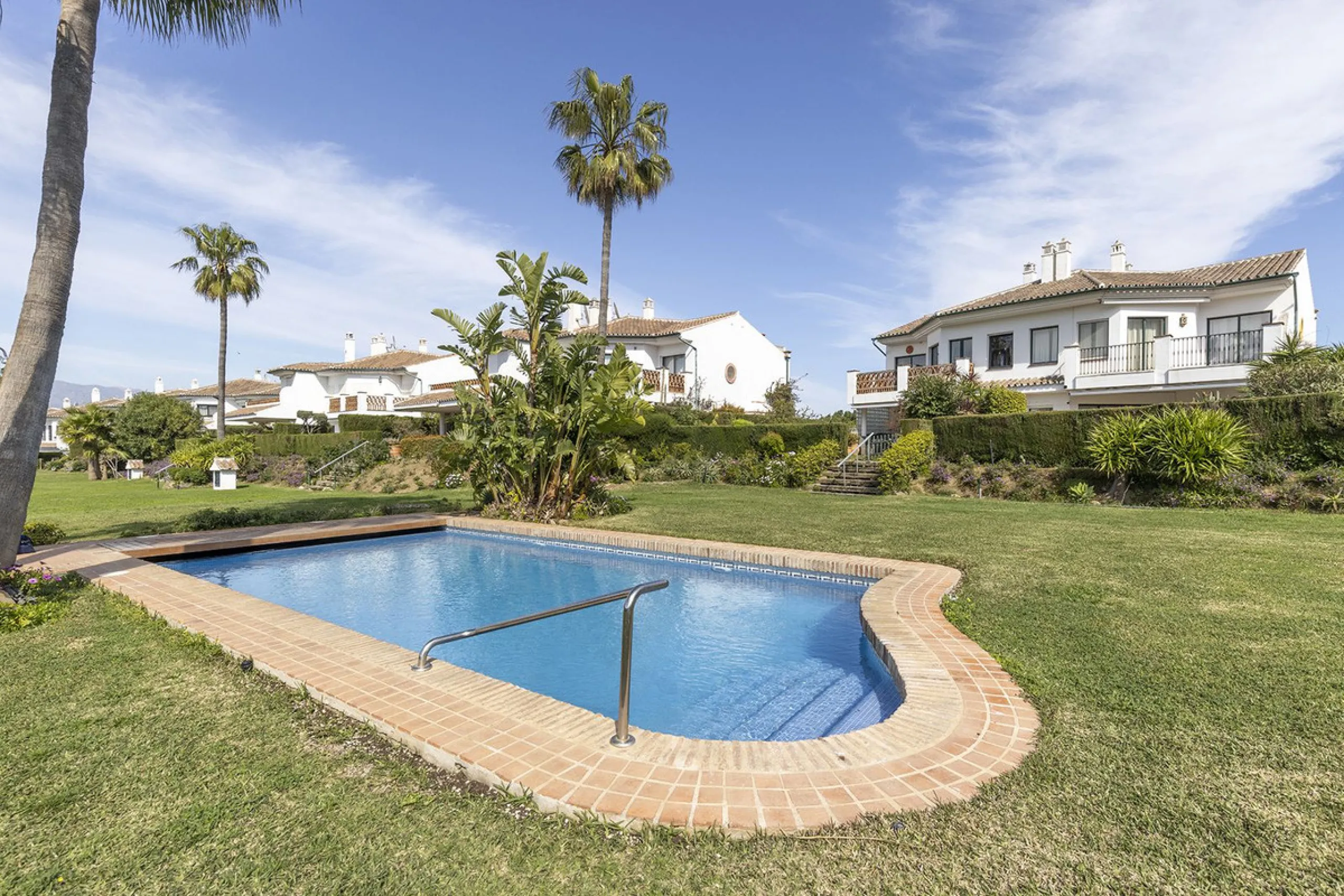 Discover the perfect blend of comfort and scenery in this charming semi-detached house, situated in the Islas de Miraflores residential development. The property is boasting breathtaking views over the rolling greens of the golf course and distant mountai