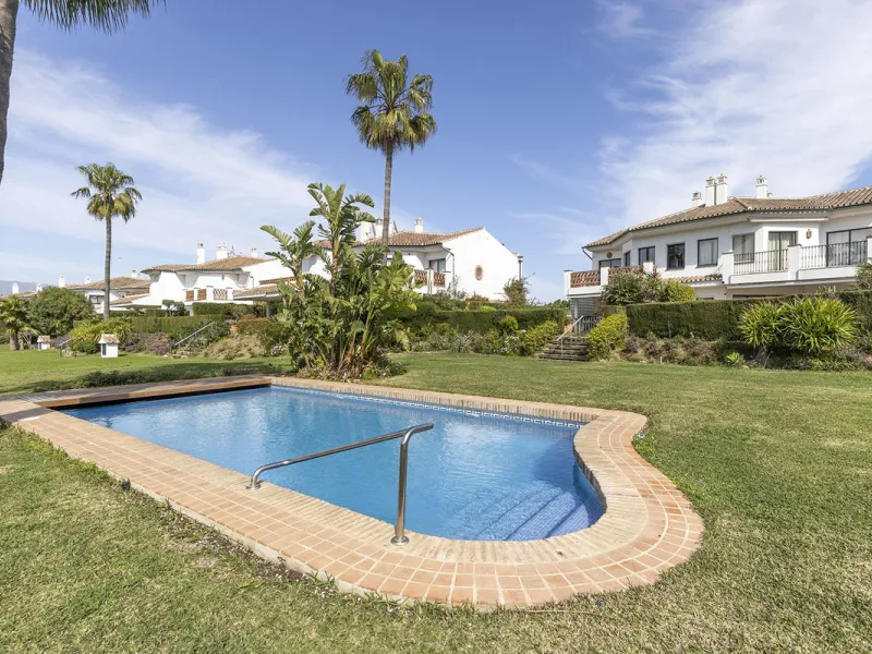 Discover the perfect blend of comfort and scenery in this charming semi-detached house, situated in the Islas de Miraflores residential development. The property is boasting breathtaking views over the rolling greens of the golf course and distant mountai