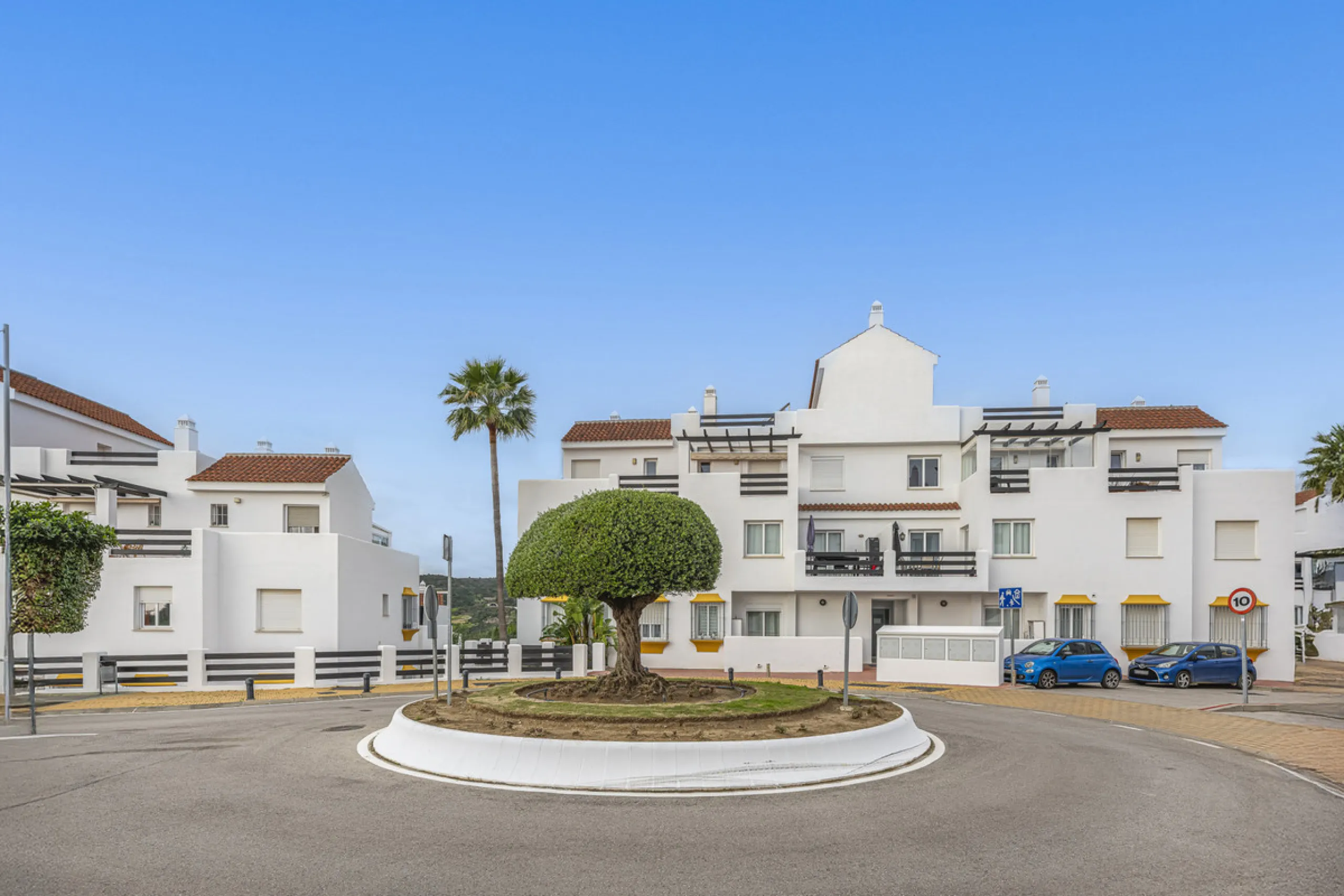 Apartment - Middle Floor Apartment в продаже в Estepona, Málaga. В доме 2 спален и 2 ванных комнат. Площадь дома 99 м²
