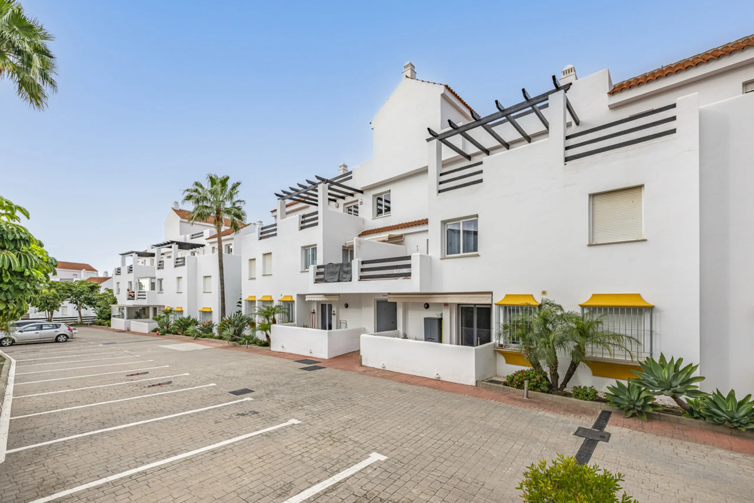 Apartment - Middle Floor Apartment в продаже в Estepona, Málaga. В доме 2 спален и 2 ванных комнат. Площадь дома 99 м²